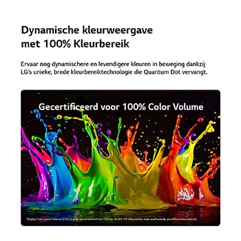 Een LG QNED evo AI QNED87 Mini LED 100 inch ultragrote tv hangt aan de muur in een woonkamer en toont een feestelijke sportviering met levendige kleuren en een scherpe beeldkwaliteit op het brede scherm, terwijl een gezin samen juicht.